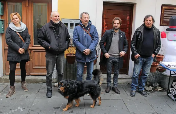 Gostitelj Drago Mislej - Mef (desno)  in njegovi gostje na Ljubljanski ulici,  slikarji, ki so prišli iz 
tujine, živijo in ustvarjajo pa v Izoli (z leve): Katerina Burlina, Edward Trobec, Eduard Belsky in 
Paride Di Stefano; manjkal je Alexander Kručan, ki je ravnokar v Pragi. 