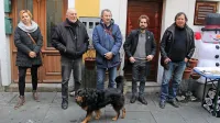 Gostitelj Drago Mislej - Mef (desno)  in njegovi gostje na Ljubljanski ulici,  slikarji, ki so prišli iz 
tujine, živijo in ustvarjajo pa v Izoli (z leve): Katerina Burlina, Edward Trobec, Eduard Belsky in 
Paride Di Stefano; manjkal je Alexander Kručan, ki je ravnokar v Pragi. 