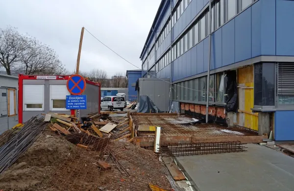 Hkrati z obnovo prostorov nujne medicinske pomoči v 
Postojni bodo uredili tudi vhod; reševalno vozilo ne bo več 
ustavljalo pod milim nebom. 