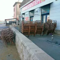 Pred zaprtimi lokali je skladišče gostinske opreme.