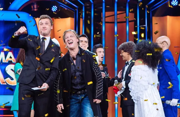 Luka Sešek (desno ob Denisu Avdiću) je bil nad zmago s 
pesmijo Hold Me Now Johnnyja Logana  presenečen.
