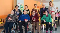 Pravljice za lahko noč v okviru projekta Lahkonočnice 
pripovedujejo tudi stanovalke postojnskega doma upokojencev. 