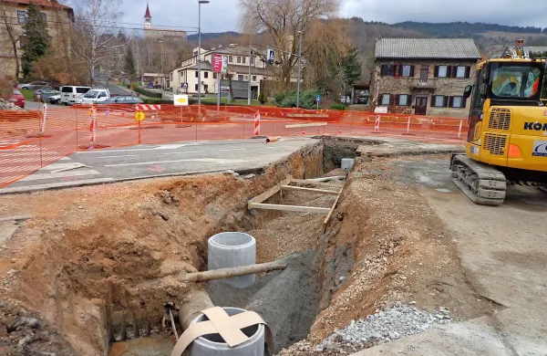 V sklopu gradnje krožišča pri Blagovnici, ki se je začela konec 
novembra,  bodo med drugim prenovili tudi vodovod.