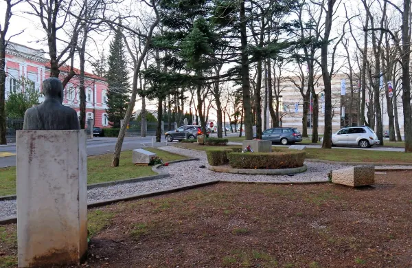V Sežani bi s pomočjo evropskega denarja  uredili park 
nasproti sodišča.
