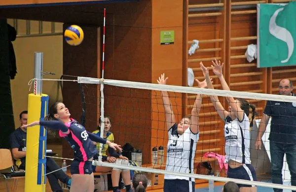 Polona Marušič med zanjo značilno napadalno akcijo. 