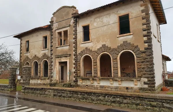Domačin iz Boršta želi nekdanjo šolo, ki je delovala do leta  
1965, kupiti in jo nameniti bodisi turizmu bodisi jo preurediti v 
stanovanja.