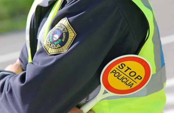 Na račun slovenskih policistov je Tržačan za dnevnik Il 
Piccolo izrekel vrsto očitkov, z zmerjanjem in žaljenjem pa je 
po podatkih koprske policijske uprave začel že v petek 
zvečer, ko je enega od policistov celo brcnil v mednožje in ga 
poškodoval.