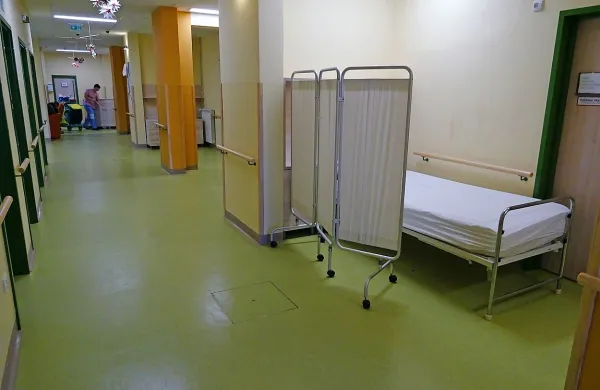 Tako so na hodniku Doma na Krasu v Dutovljah postlali duševnemu bolniku, ki ga je k njim napotilo sodišče. Ugovor, da ga nimajo kam namestiti, ni zalegel. 