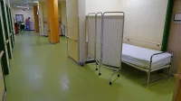 Tako so na hodniku Doma na Krasu v Dutovljah postlali duševnemu bolniku, ki ga je k njim napotilo sodišče. Ugovor, da ga nimajo kam namestiti, ni zalegel. 