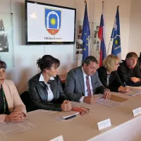 Alenka Štrucl Dovgan, Saša Likavec Svetelšek, Marko Bandelli, Milena Štolfa, David Štok in 
Andrej Sila so včeraj  predstavili pobudo petih občin, s katero bodo skušali kmetijsko 
ministrstvo prepričati, da v prihodnjih razpisih upošteva posebnosti Krasa in Brkinov.