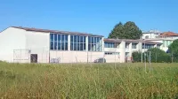 Montažni prizidek in telovadnica, ki sta bila zgrajena v 80-ih 
letih prejšnjega stoletja,  sta v zelo slabem stanju. 