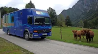 V krajih, kjer ni več pošt, bank, trgovin, je   obisk  potujoče  
knjižnice še  vedno poseben dogodek.
