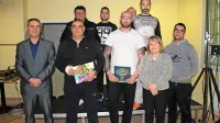 Dušan Valentinčič (skrajno levo) in Alenka Grželj z obsojenci, 
ki so dobili certifikate o opravljeni nacionalni poklicni kvalifikaciji