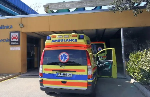 Pred petimi leti so takrat 27-letnega domačina z reševalnim 
vozilom odpeljali v izolsko bolnišnico, kjer so mu oskrbeli več 
vbodnih ran. 