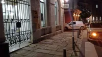 Slabo uro pred zaprtjem je v piransko pošto prišel zamaskiran moški, preskočil pult in stekleno pregrado, nato pa 
s plenom zbežal v neznano.