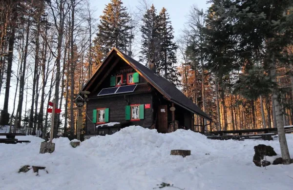 Iztokova koča pod Golaki je dobro obiskana tako poleti kot 
pozimi, svoja vrata pa z veseljem odpre tudi nočnim pohodnikom na Golake.    