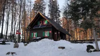 Iztokova koča pod Golaki je dobro obiskana tako poleti kot 
pozimi, svoja vrata pa z veseljem odpre tudi nočnim pohodnikom na Golake.    