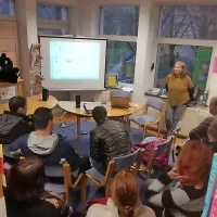  Tudi obisk v Lavričevi knjižnici je udeležencem programa  
ponudil številne nove informacije.  