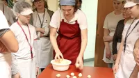 V družbi kuharice Svetlane Popove so učenci in dijaki ... 