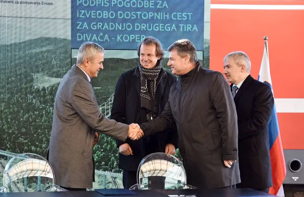 Pogodbo o gradnji dostopnih cest do trase novega tira so 
podpisali direktor direkcije za infrastrukturo Damir Topolko 
(desno), prvi mož Kolektorja CPG Kristjan Mugerli (drugi z 
leve) in direktor Euroasfalta Hamed Ramić (levo). Na fotografiji z ministrom za infrastrukturo Petrom Gašperšičem. 