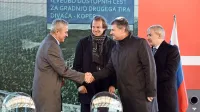 Pogodbo o gradnji dostopnih cest do trase novega tira so 
podpisali direktor direkcije za infrastrukturo Damir Topolko 
(desno), prvi mož Kolektorja CPG Kristjan Mugerli (drugi z 
leve) in direktor Euroasfalta Hamed Ramić (levo). Na fotografiji z ministrom za infrastrukturo Petrom Gašperšičem. 