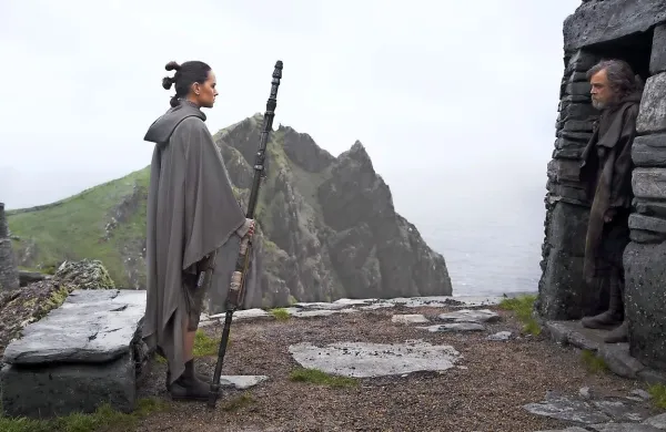 Rey (Daisy Ridley) se odpravi do Lukea Skywalkerja (Mark 
Hamill) in ga poskuša prepričati, da se pridruži odpornikom v 
boju proti temnim silam. 