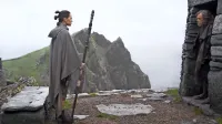 Rey (Daisy Ridley) se odpravi do Lukea Skywalkerja (Mark 
Hamill) in ga poskuša prepričati, da se pridruži odpornikom v 
boju proti temnim silam. 
