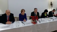 V Lipici odločal tisti, ki daje denar, torej država, je sežanski 
občini in civilni iniciativi v sredo povedal minister Zdravko 
Počivalšek (v sredini, ob njem z leve predsednik strokovne 
komisije  Marjan Kosec, direktorica Kobilarne Lipica Lorela 
Dobrinja, državna sekretarka Eva Štravs Podlogar in predsednik sveta Kobilarne Lipica Marko Drofenik).   