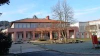 Komenska šolska kuhinja bo, sodeč  po proračunu za prihodnje leto, deležna obnove. A kot opozarjajo nekateri svetniki,  
bo 70.000 evrov za razširitev in 10.000 za nakup opreme  
odločno premalo.