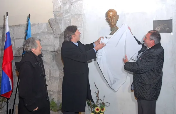 Kip Rika Debenjaka so v Kanalu leta 2008, ob 100-letnici 
umetnikovega rojstva, odkrili (z leve) kipar Mirsad Begić, 
tedanji minister za kulturo Vasko Simoniti in župan Andrej 
Maffi. 