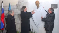 Kip Rika Debenjaka so v Kanalu leta 2008, ob 100-letnici 
umetnikovega rojstva, odkrili (z leve) kipar Mirsad Begić, 
tedanji minister za kulturo Vasko Simoniti in župan Andrej 
Maffi. 