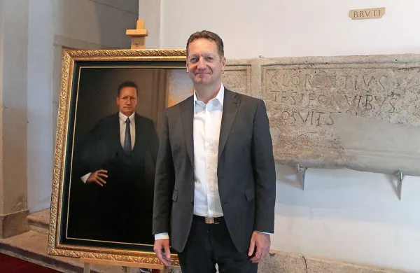 Koprski župan Boris Popovič si je včeraj od blizu ogledal lastni 
portret, ki bo odslej visel v muzeju.