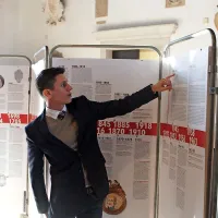 Časovni trak s koprskimi vladarji je predstavil avtor dr. Jure Vuga. 