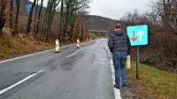 Na plazovitem območju Na Čuku že pol leta stoji delna 
zapora ceste.  Pred sanacijo ceste bo treba   stabilizirati 
območje.