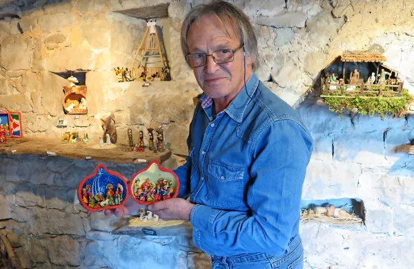 Avtor predstave živih jaslic je Gregor Tozon, ki je tudi zbiralec 
jaslic; ima jih več kot 170 z vseh koncev sveta. 