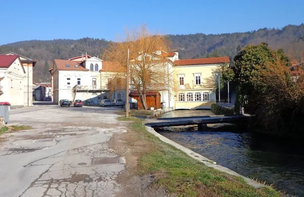 Še zadnji neurejen del ob strugi Bistrice: za mostičkom je  
Vencinova hiša, levo  zadaj pa  makadamsko parkirišče, kjer bi 
postavili nov večnamenski objekt kot prostor doživetij, s 
katerim bi se poklonili nekdanjim mlinom in žagam.



