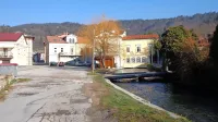 Še zadnji neurejen del ob strugi Bistrice: za mostičkom je  
Vencinova hiša, levo  zadaj pa  makadamsko parkirišče, kjer bi 
postavili nov večnamenski objekt kot prostor doživetij, s 
katerim bi se poklonili nekdanjim mlinom in žagam.



