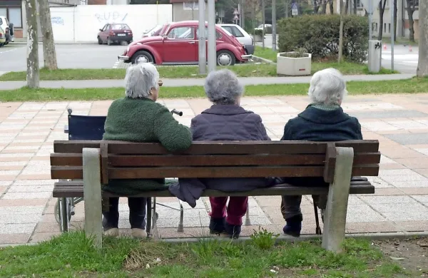 V Sindikatu upokojencev Slovenije menijo, da  bi minimalna 
plača morala znašati najmanj 700 evrov neto.