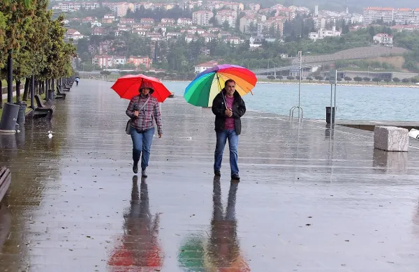

Prek Slovenije se bosta v četrtek pomaknili dve hladni fronti. 
Prva bo ponoči prinesla okrepljen dež, druga pa bo zaradi 
dotoka hladnejšega zraka prinesla sneg vse do nižin.