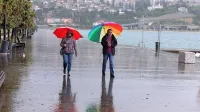 

Prek Slovenije se bosta v četrtek pomaknili dve hladni fronti. 
Prva bo ponoči prinesla okrepljen dež, druga pa bo zaradi 
dotoka hladnejšega zraka prinesla sneg vse do nižin.