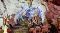 Jaslice so narejene ročno, iz naravnih materialov, mnogo 
delov se premika. Tako se v pravi jamski votlini jaslice, v 
katerih leži Jezušček, zibljejo, Jožef in Marija se klanjata,  v 
bližini pastir lovi ribe, ...