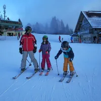 

Pravljične so te dni tudi razmere na SC Cerkno z vsemi 
delujočimi napravami na naravno-kompaktni snežni podlagi.

