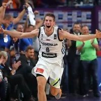 Aleksej Nikolić je po osvojenem zlatu takole stekel v objem soigralcem.