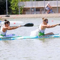 Špela Ponomarenko - Janić in Anja Osterman veslata medaljam naproti.