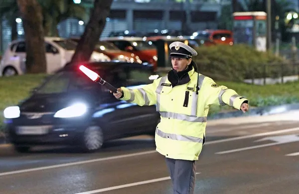 Voznik s Plavja je policista, ki ga je ustavljal na avtocesti, 
zadel z ogledalom.