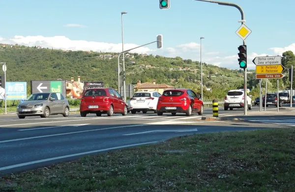 Lucijčani se bojijo, da bi po izgradnji hitre ceste Jagodje - 
Lucija kolone pločevine, namenjene proti Hrvaški,  stale v 
njihovem naselju.  