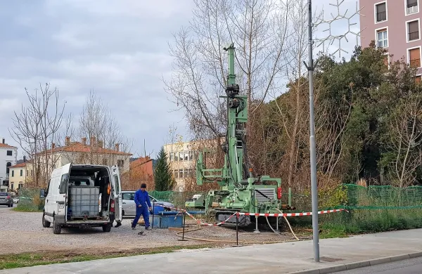 S posebnim strojem za opravljanje vrtin so preučevali sestavo tal na Muzejskim trgu, kjer bodo v prihodnje zgradili 
podzemno parkirno hišo. 