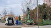 S posebnim strojem za opravljanje vrtin so preučevali sestavo tal na Muzejskim trgu, kjer bodo v prihodnje zgradili 
podzemno parkirno hišo. 