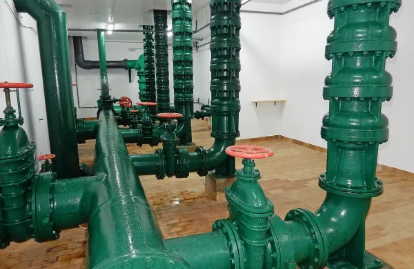 Projekt oskrbe z vodo Krasa in Istre je predvidel, da bi se skozi vodovodne cevi Kraškega 
vodovoda  pretakala tudi voda proti Istri.