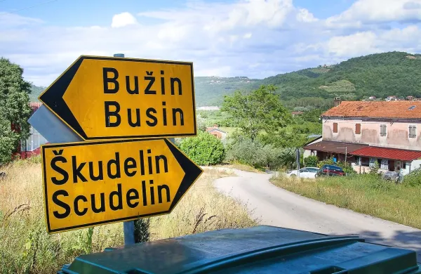 Zaselka na levem bregu Dragonje, ki sta po razsodbi  arbitražnega sodišča na Hrvaškem.  
